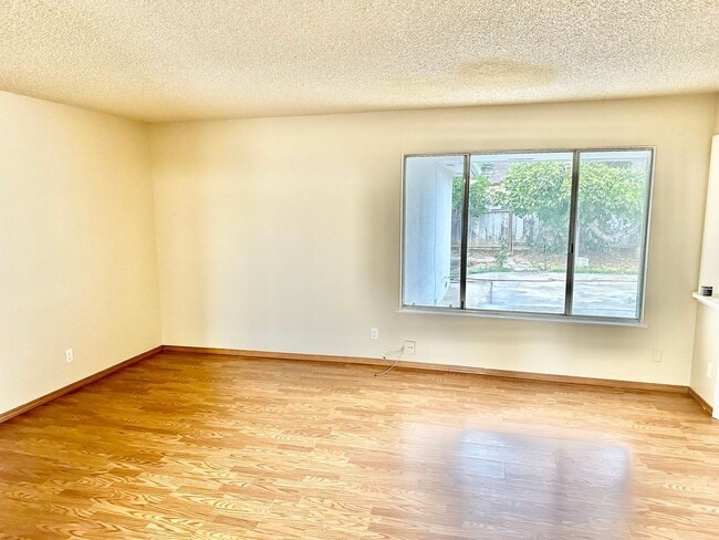 Building Photo - 4 br, 3 bath House - 1088 E Menlo Ave