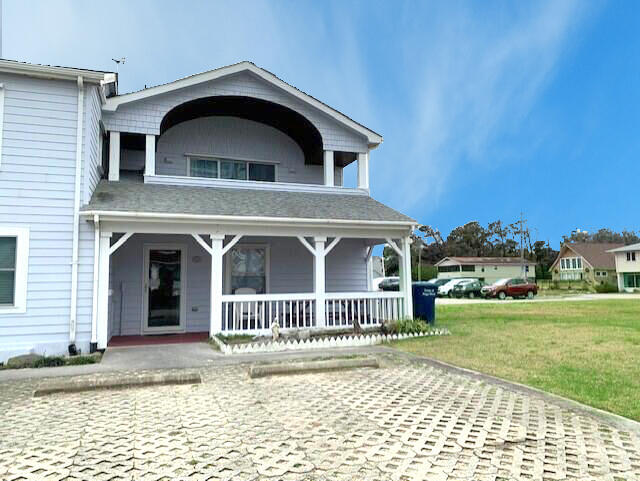 Duplex Apartment - 211 E Driftwood St