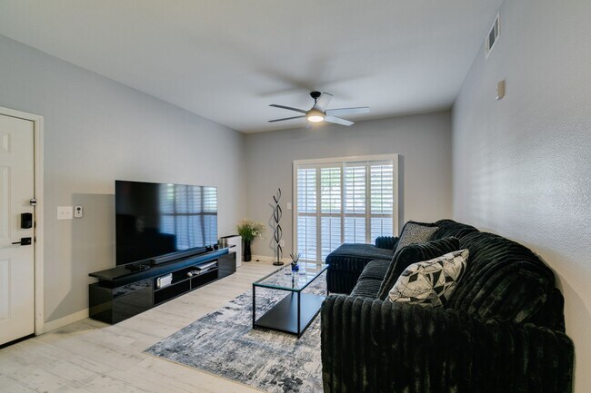 Foto del edificio - Stylish Fully Furnished 1BR Condo with Private Patio & Custom Closet