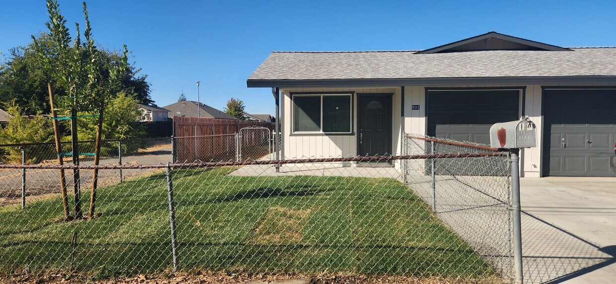 Primary Photo - 901-903 Rood Ave