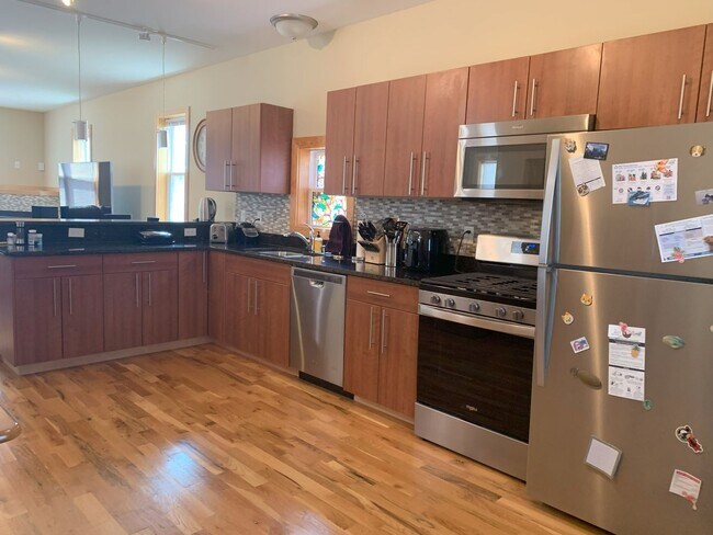 Building Photo - Bayview 2-bedroom loft style house, hardwo...