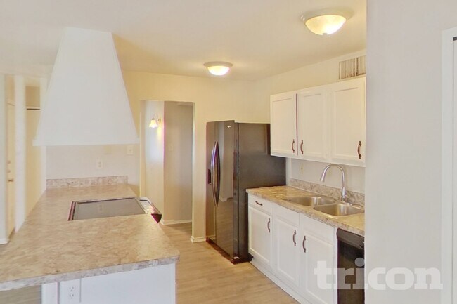 Building Photo - 332 Rockcrest Dr