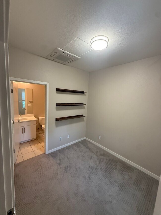 Foto del edificio - 2 bed | 2.5 bath | 1014 SF | 1 Car Garage | Tri-level condominium|