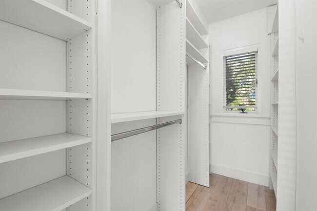 Building Photo - 605 N Lakeside Dr