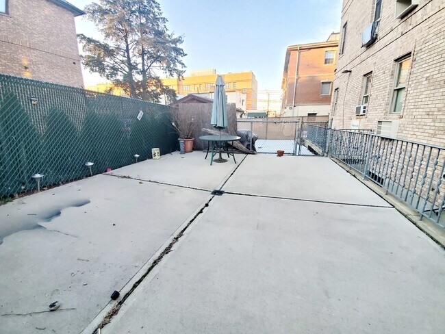 Foto del edificio - 6618 70th St