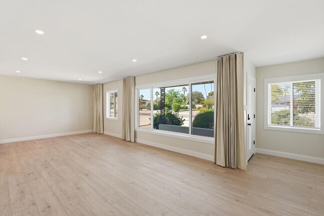 Foto del edificio - 6819 E Paradise Pkwy