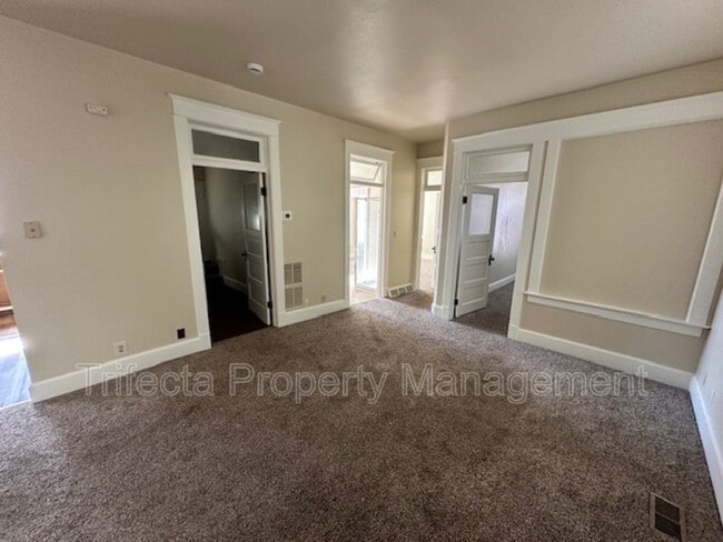 Building Photo - 202 1st St