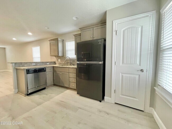 Foto del edificio - 1402 E 19th St