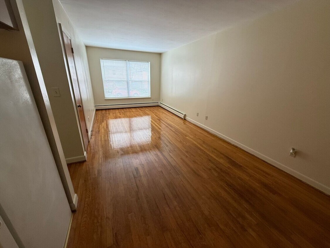 Primary Photo - Beautifully-Maintained 1-Bedroom & Central...