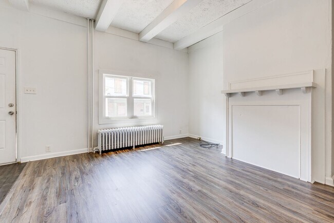 Building Photo - AVAILABLE AUGUST 2024 - Beautiful renovate...