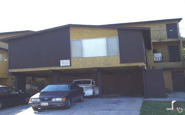 Building Photo - 6585-6595 Radio Dr