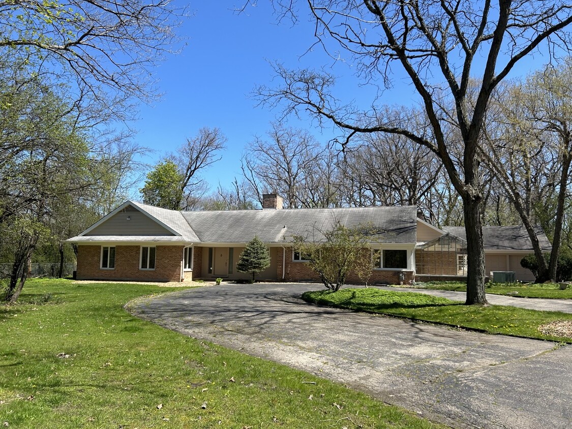 Foto principal - 1577 N Green Bay Rd