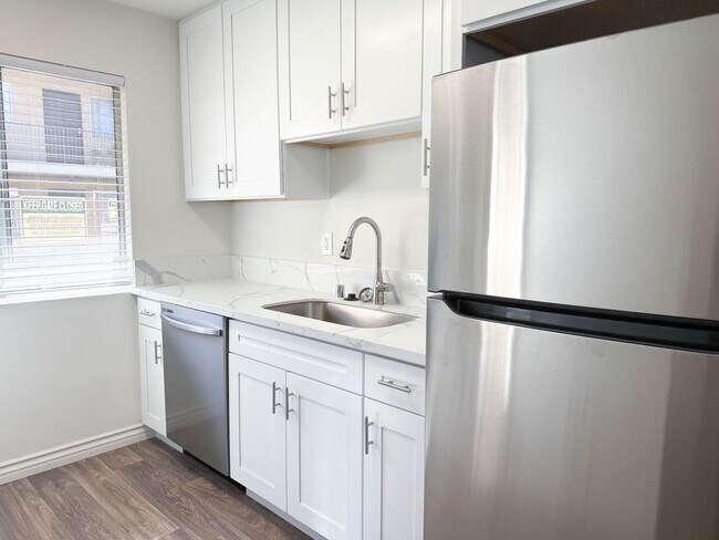 Foto del interior - Winter Gardens | 1 & 2 Bedroom Apartments with Parking and Sparkling Pool!