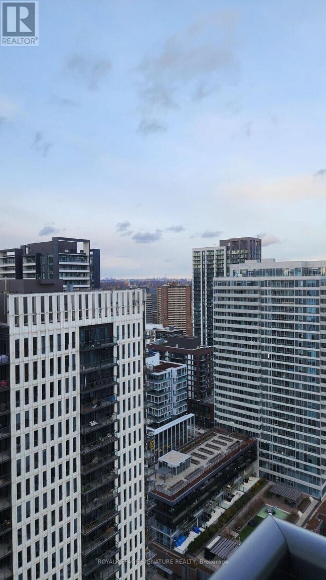 Photo du bâtiment - 55 Regent Park Blvd