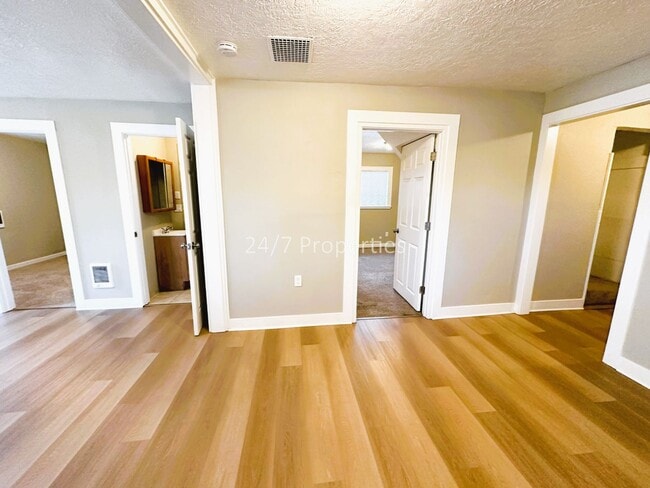 Building Photo - Charming 2 BD | 2 BA Home with A/C in Salem