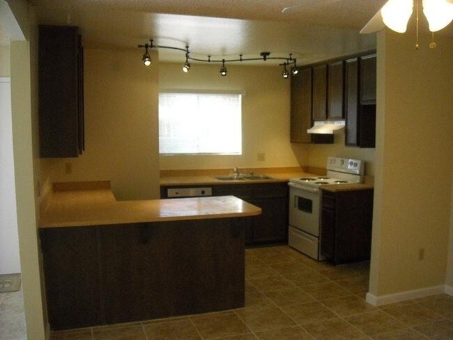 Foto del edificio - 520 Myrtlewood Ct