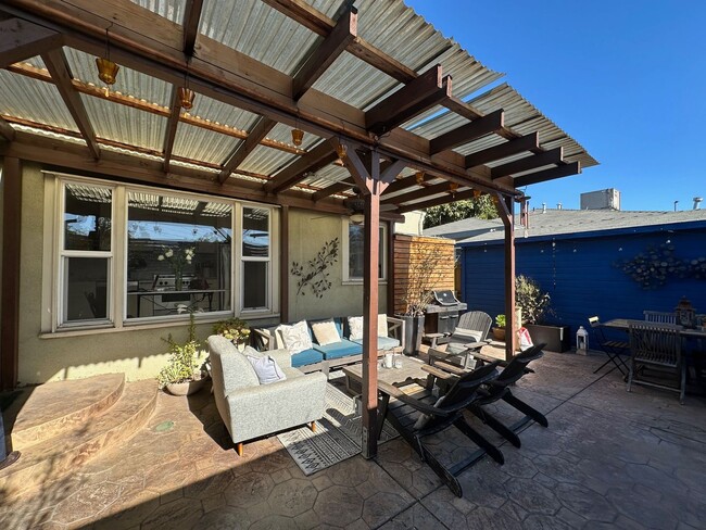 Building Photo - Secluded 2+1 close to Paramount Studios, H...