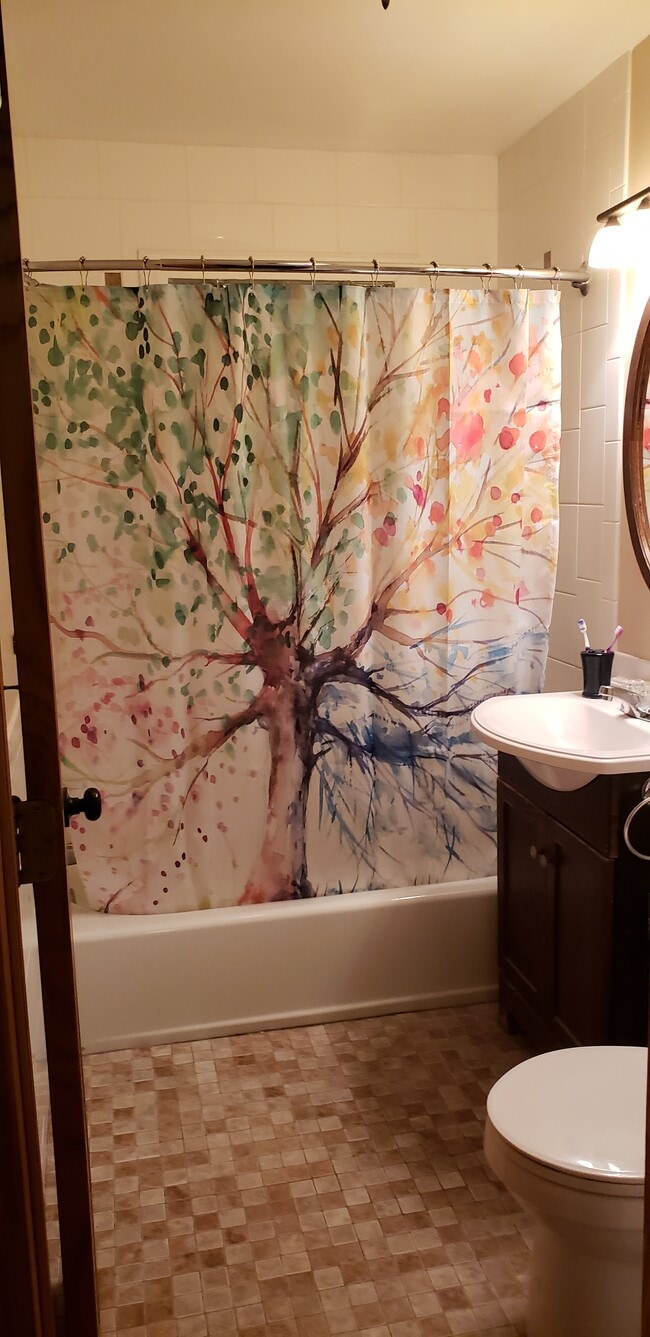 Baño completo - 574 37th Ave NE