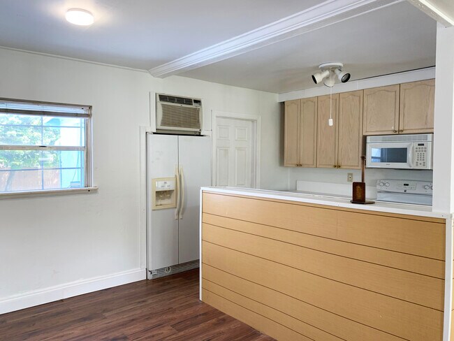 Building Photo - 429 56th St