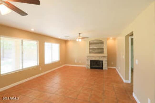 Foto del edificio - 5 bedroom 3 full bath