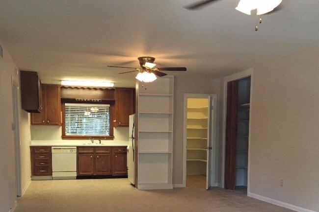 Foto del edificio - 805 Chelsea Blvd