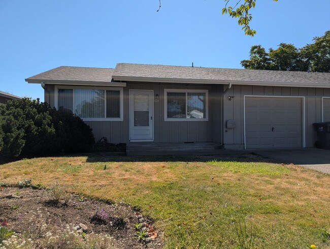 Foto del edificio - Newly Remodeled 2-Bedroom, 1-Bath Duplex in Thurston Area of Springfield!
