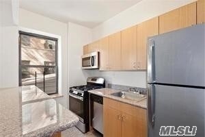 Foto del edificio - 89-10 35th Ave