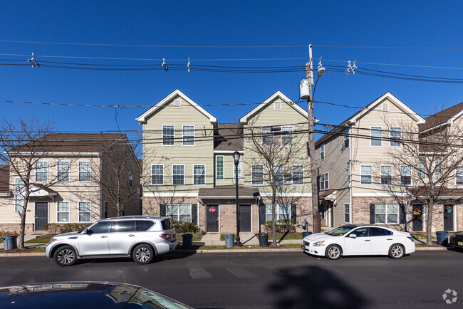 Building Photo - Water's Edge Crescent