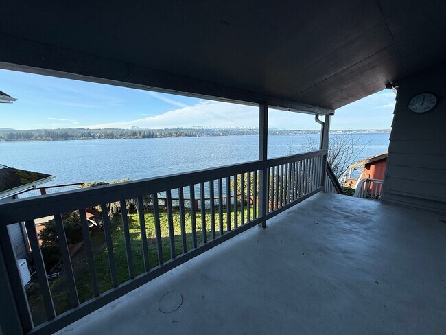 Foto del edificio - Unit with gorgeous water view in Bremerton.