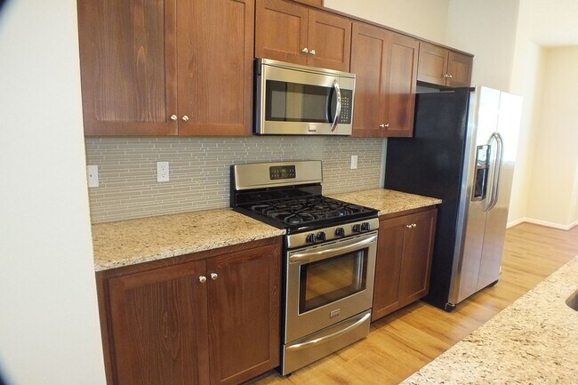 Building Photo - 3 Bedroom Townhome Condo
