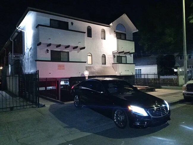 Edificio de noche - Delano Townhomes