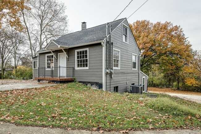Building Photo - 632 Center St