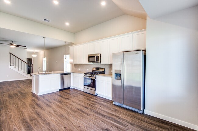 Foto del edificio - 17684 Tree of Heaven