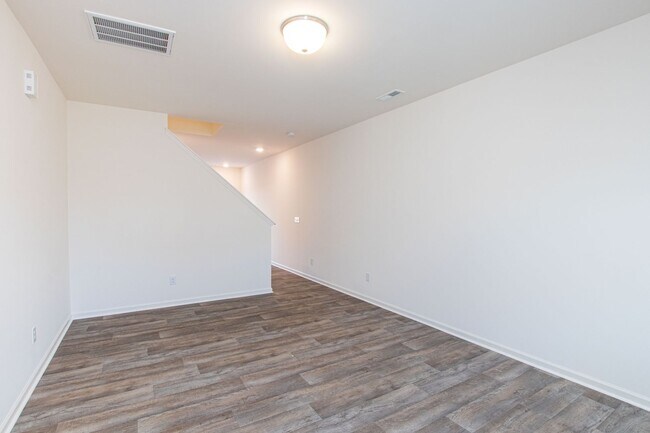 Foto del edificio - BEAUTIFUL 3BD/2.5BTH Townhome - Belmont - AUGUST 2026 MOVE IN
