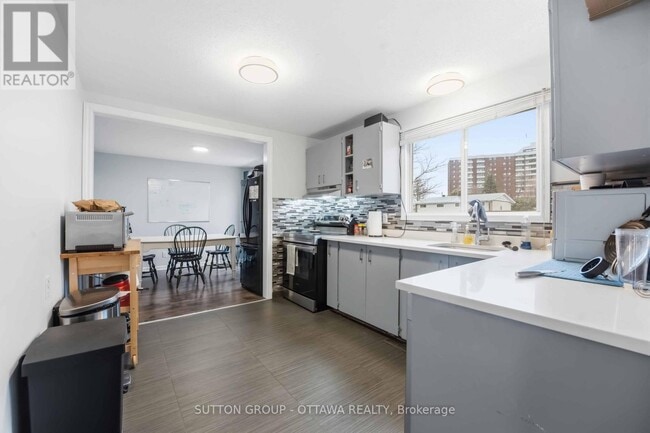 Building Photo - 43 Southview Crescent