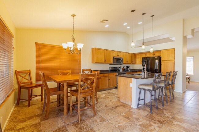 Building Photo - 3-bedroom 2 bath home with pool near Gilbe...