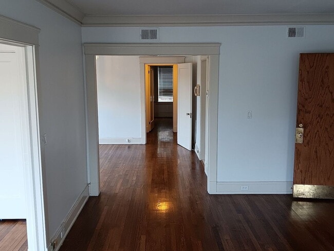 Building Photo - "Charming 2-Bedroom Retreat with Spacious Living in Cleveland Heights – 1243 Sq Ft of Comfort!"