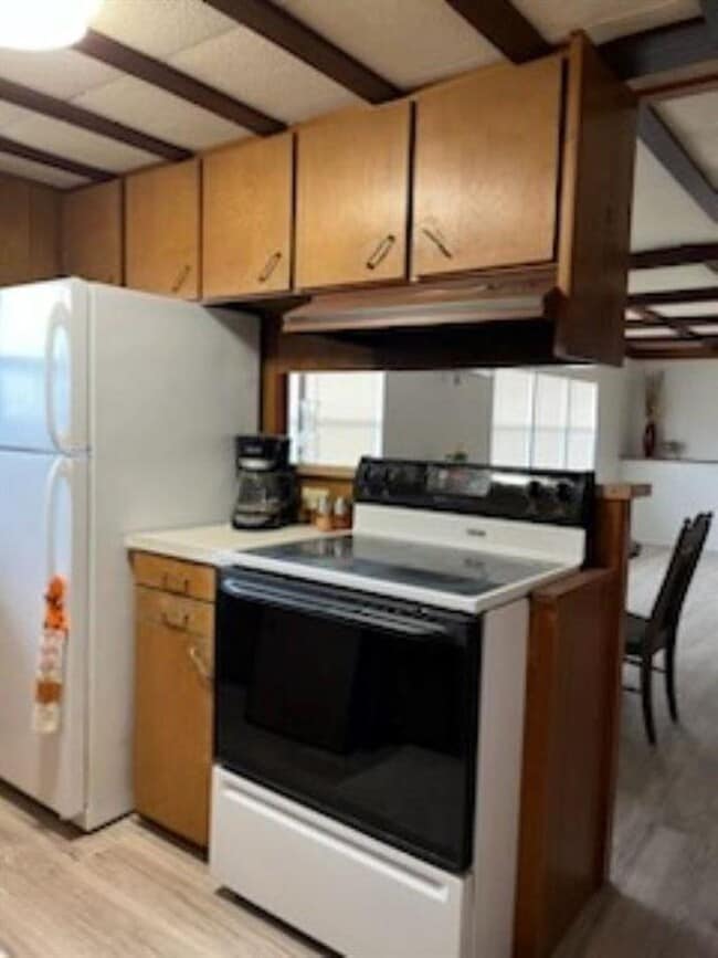 Building Photo - 206 River St