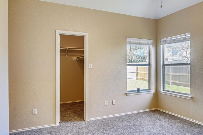 Building Photo - 2858 Southampton Way