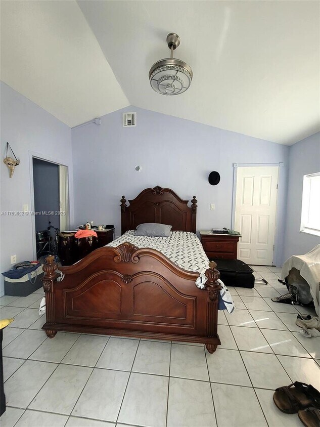 Foto principal - 2385 NE 185th St