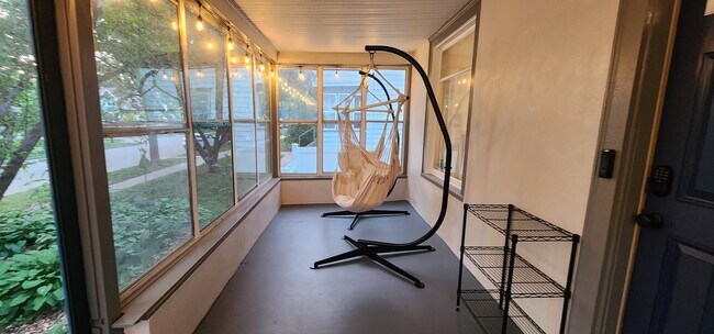 Acogedor porche delantero con hamacas y luces de cadena - 1901 -2301 Fillmore Street NE Minneapolis, MN 55418