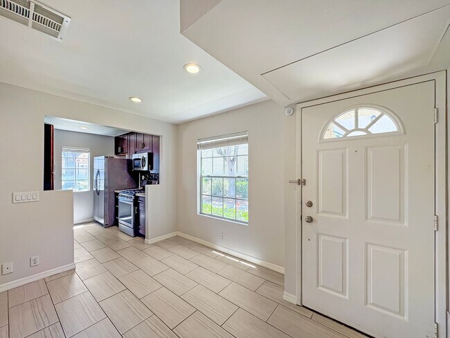 Foto del edificio - Beautifully updated 2 bed/2bath in the Sum...