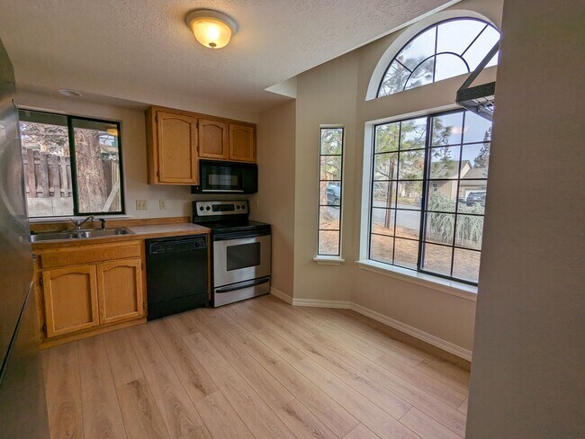 Building Photo - Charming 3x2 on Cul-de-sac with a double-car garage and fenced backyard near Hollinshead Park in ...