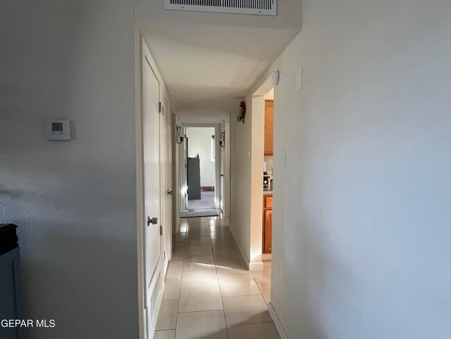 Foto del edificio - 9333 Raleigh Dr