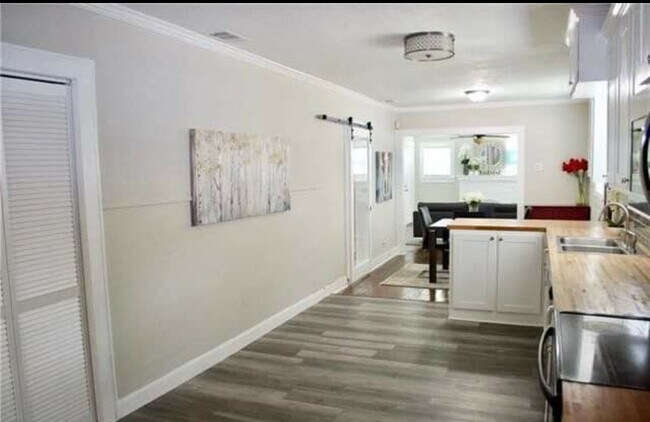 Foto del edificio - 2719 Primrose Ave