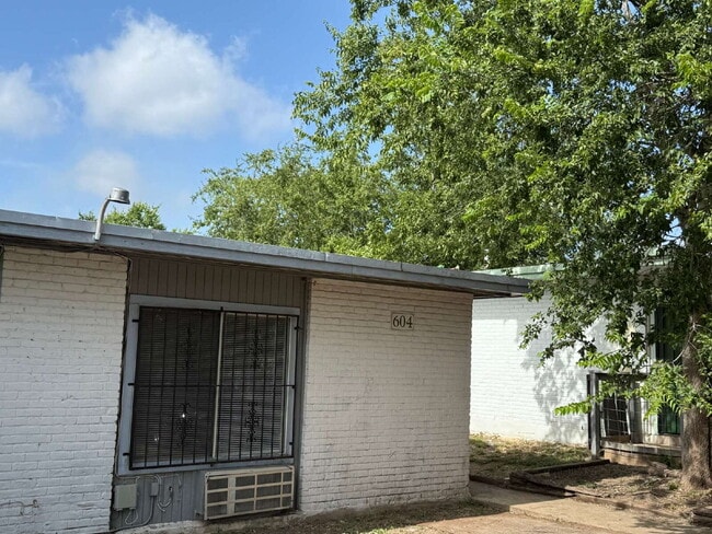 Foto del edificio - Affordable One Bed/One Bath in a Duplex