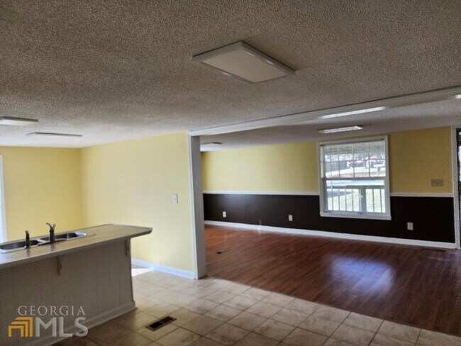 Building Photo - 223 Boulder Ln