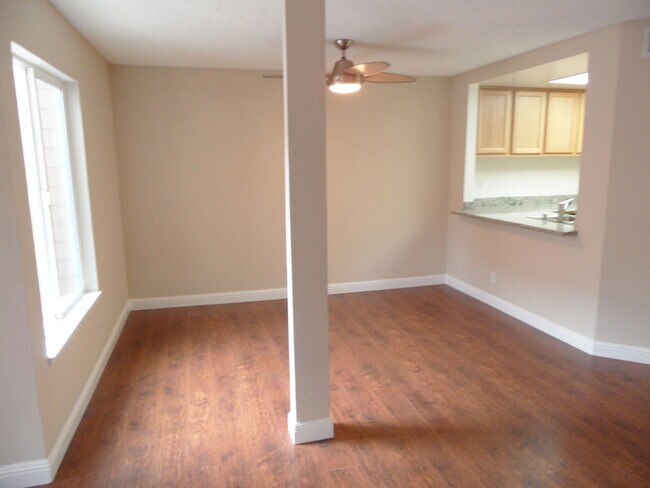 Foto del edificio - 3 bed/2 bath Upstairs condo! Hardwood floor, full kitchen, washer/dryer