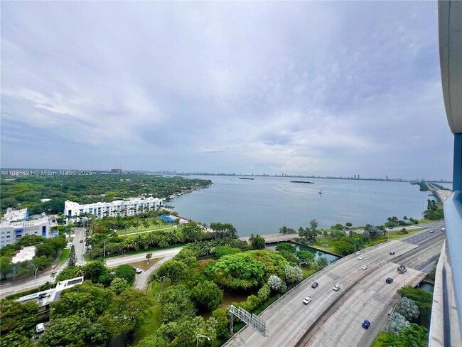 Foto del edificio - 601 NE 36th St