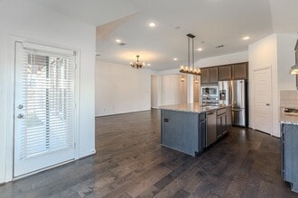 Building Photo - 3439 Cres Vista Dr